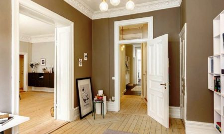 белые деревянные двери - фото