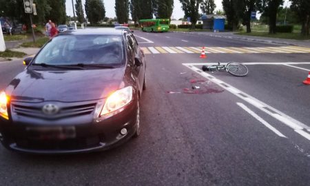 ДТП в Пинске: водитель TOYOTA сбил велосипедиста на пешеходном переходе - фото