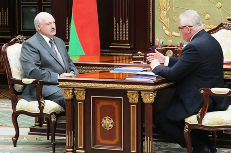 Лукашенко потребовал одеть всех детей к школе «прилично» - фото