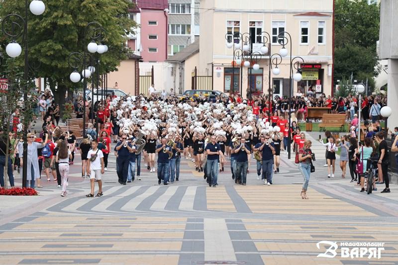 Парад чирлидеров впервые прошел в Пинске - фото