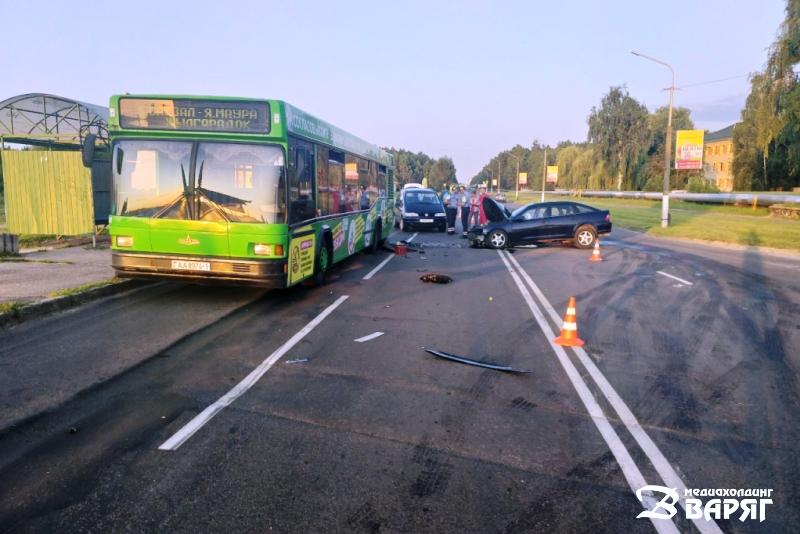 пьяный водитель на «Опеле» врезался в автобус с пассажирами - фото