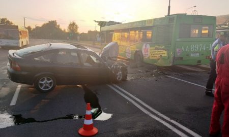 пьяный водитель на «Опеле» врезался в автобус с пассажирами - фото