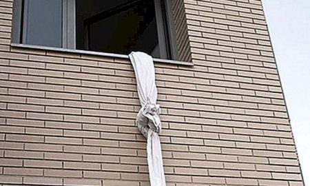 В Пинске с высоты 3-го этажа упал мужчина: спускался по связанным простыням - фото