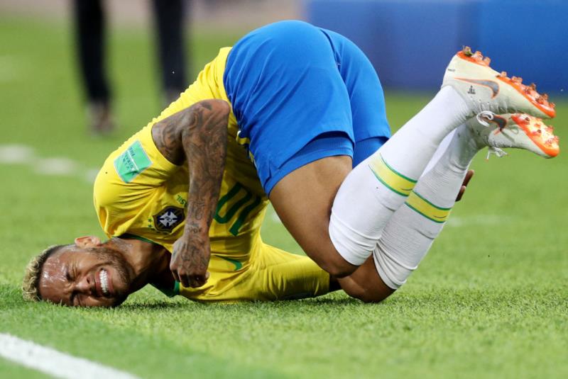 симуляции бразильского футболиста Неймара - фото