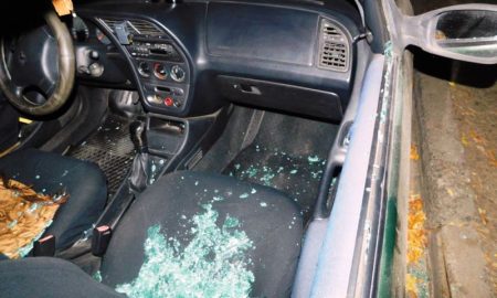 хулиган разбил стекло в автомобиле - фото