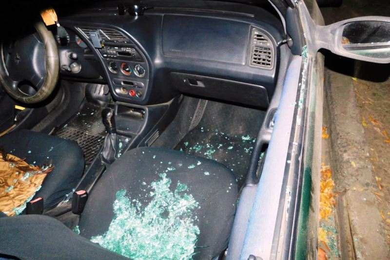 хулиган разбил стекло в автомобиле - фото