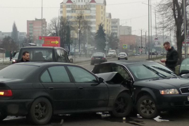 «Ауди» и «БМВ» не разъехались на ул. Первомайской в Пинске - фото