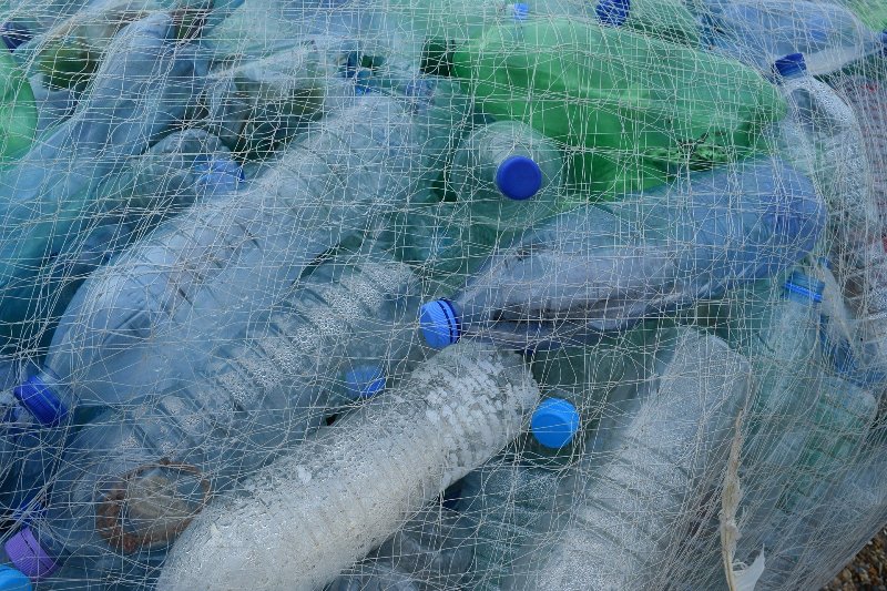 Пластиковые бутылки - фото