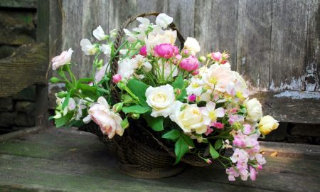 Цветы в корзине - фото