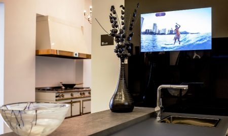 Телевизор на кухне - фото