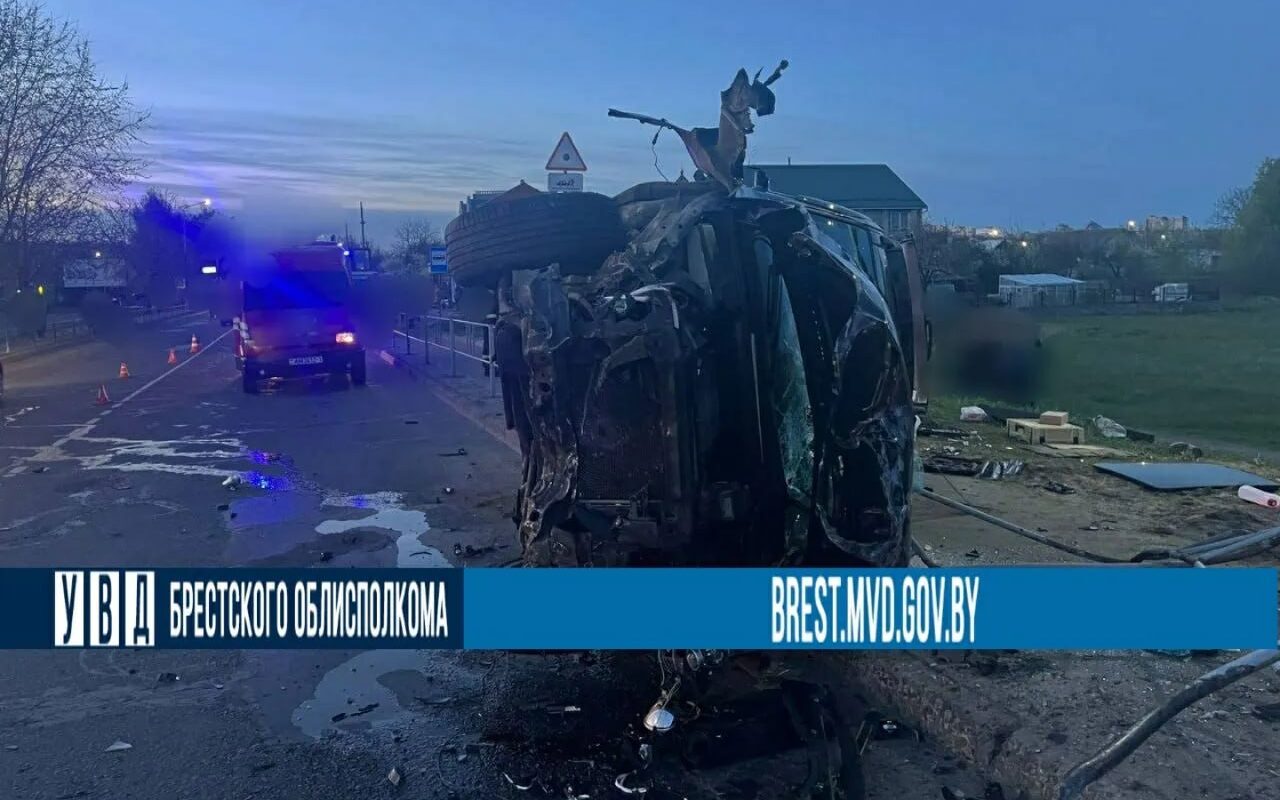 Фото: ДТП в Пинске: водитель BMW не справился с управлением и опрокинулся