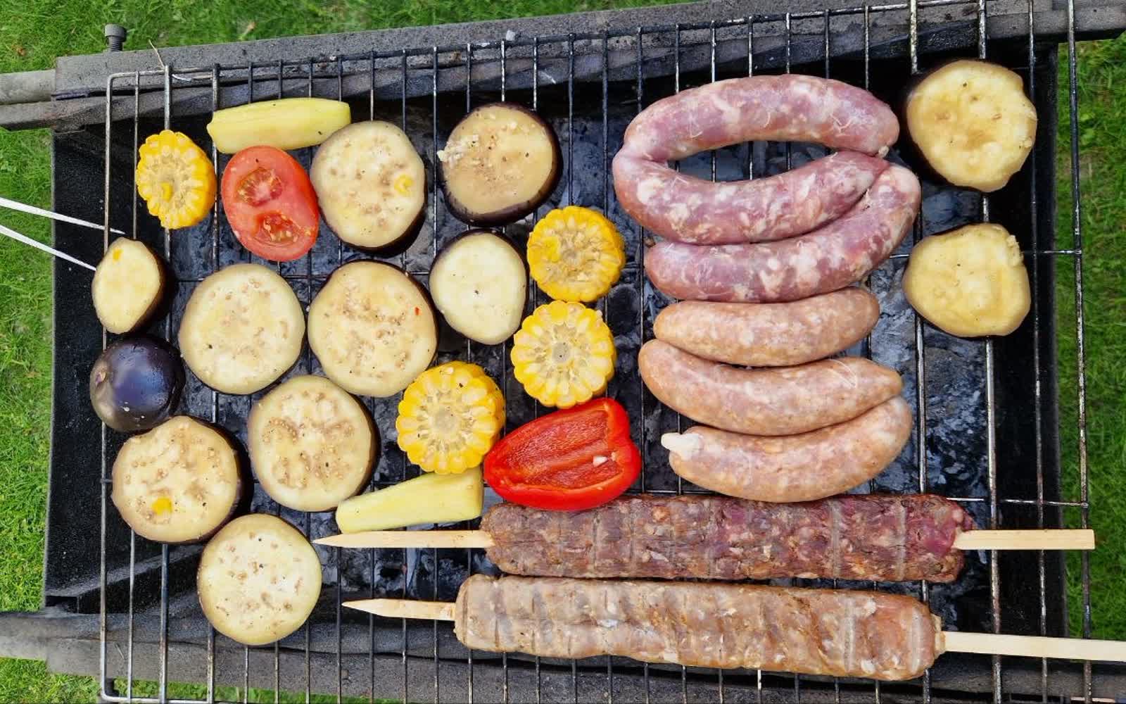 Шашлык на мангале, летний пикник