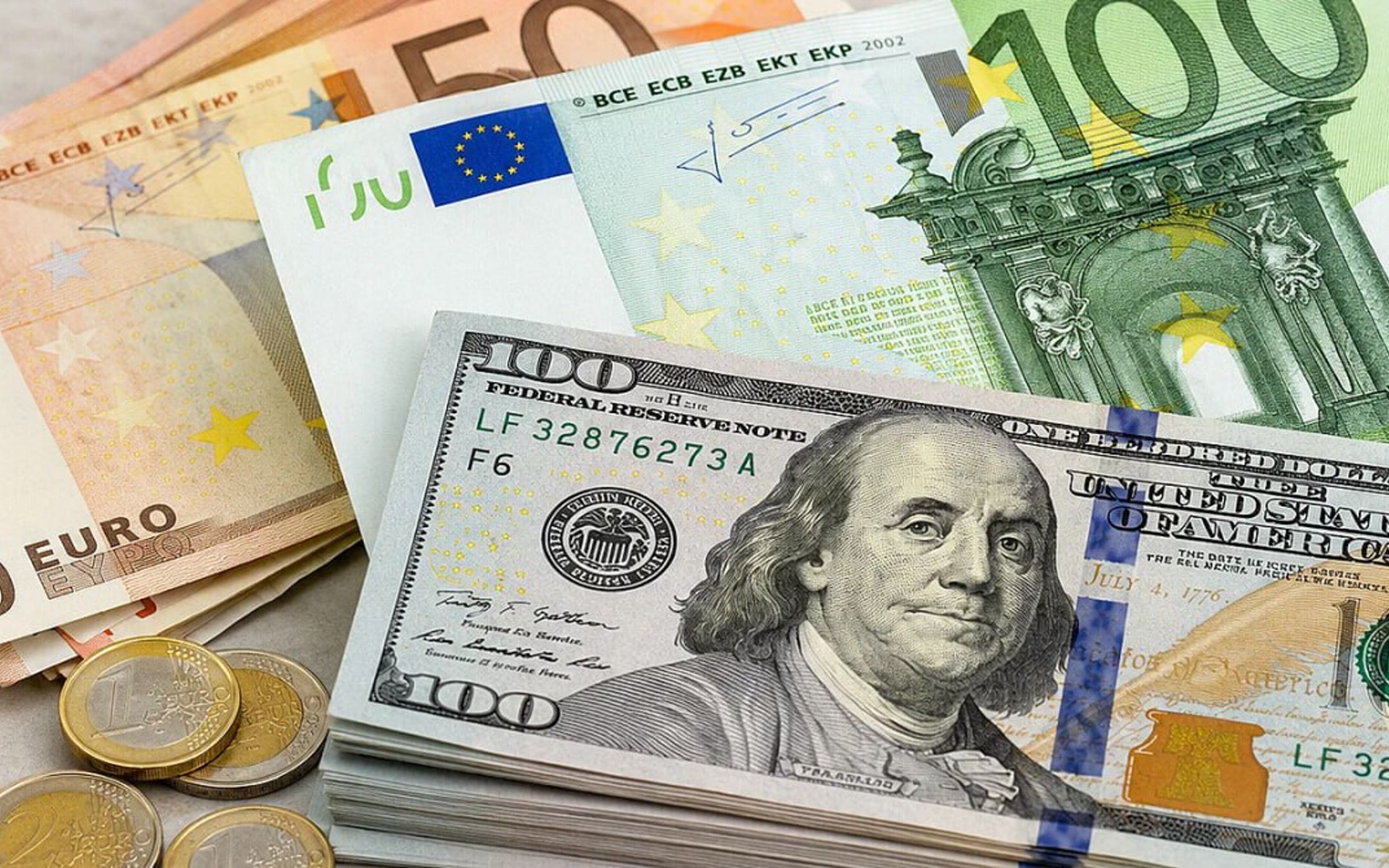 Белорусы отправили за рубеж 34 млн долларов, а получили 42 млн — данные Нацбанка