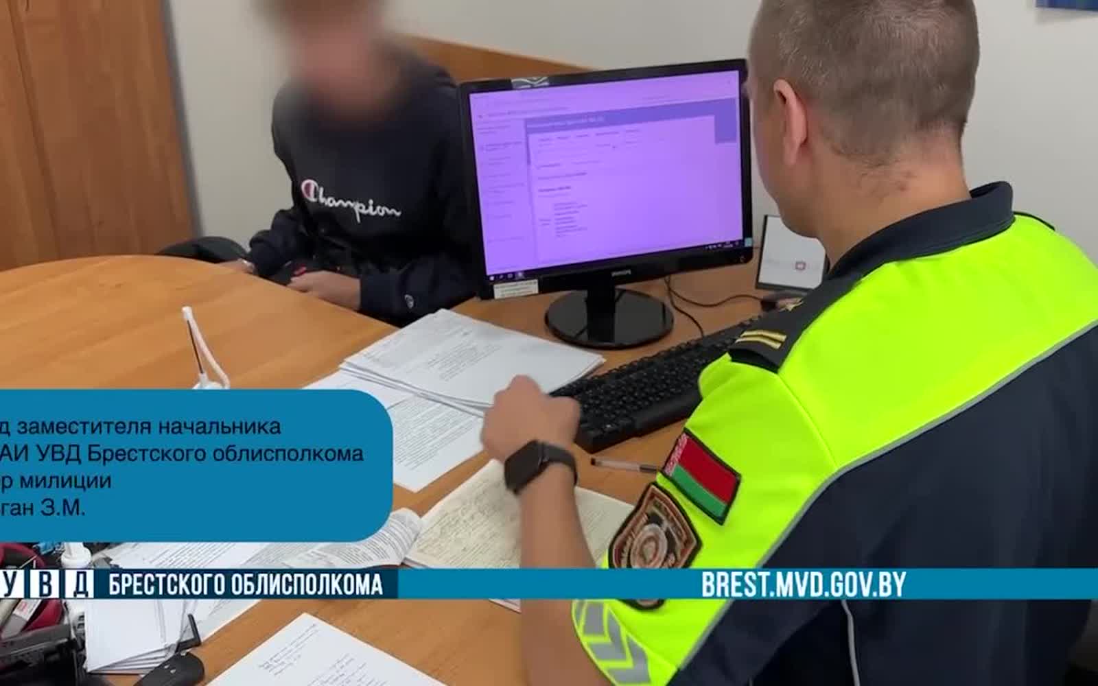 Автомобиль Renault во время опасного маневрирования на парковке в Бресте