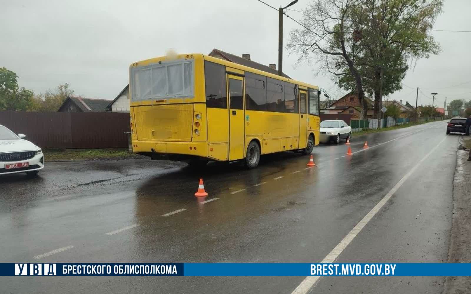 Автобус Maz на месте ДТП с велосипедистом в агрогородке Оснежицы Пинского района