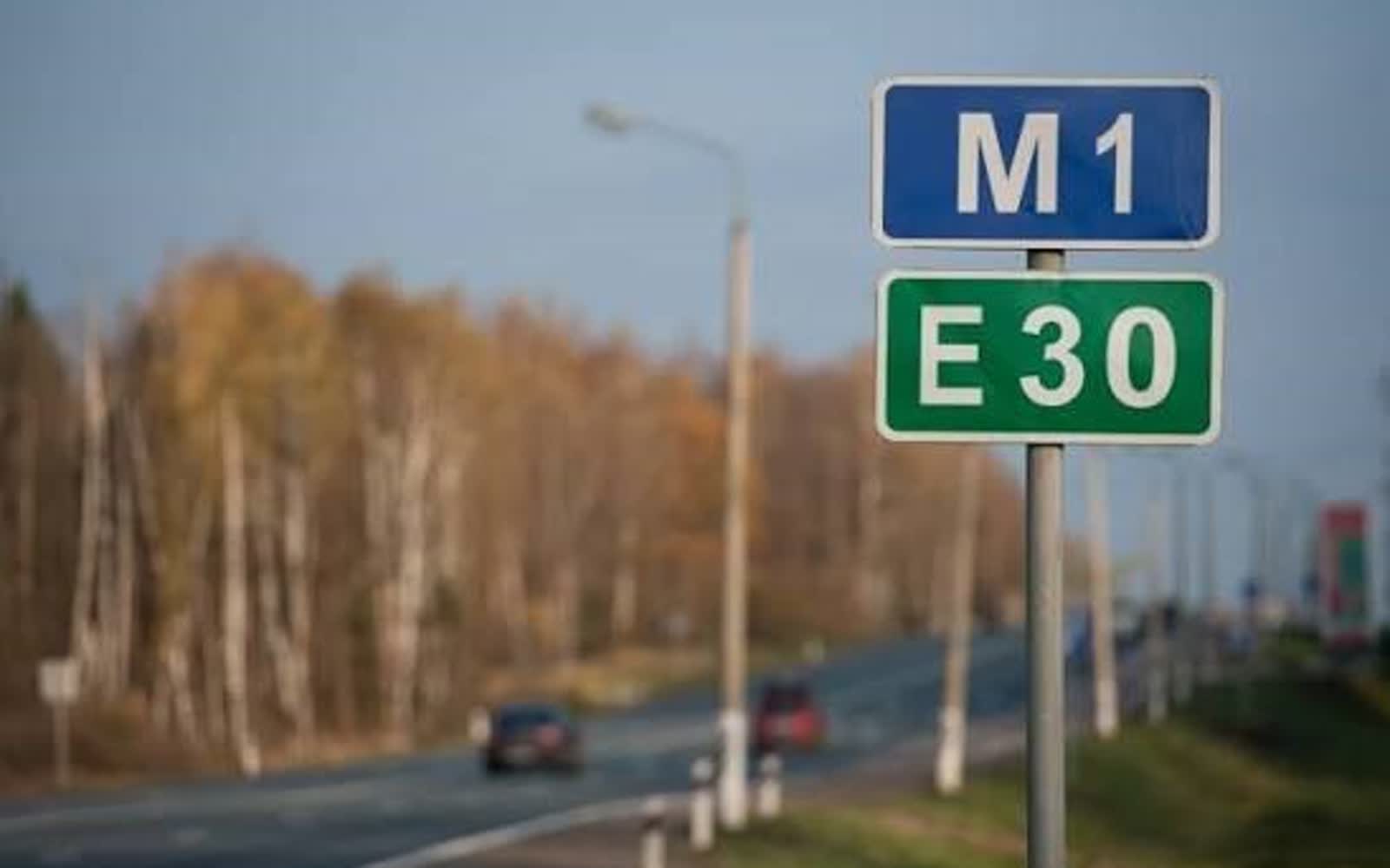 Дорожный знак ограничения скорости на трассе М-1 Брест — Минск — граница России