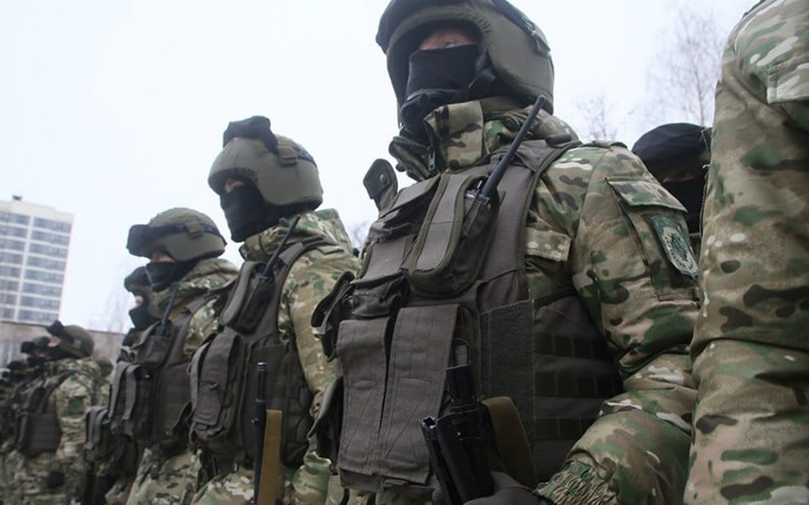 Сотрудники спецназа на месте происшествия в Островецком районе